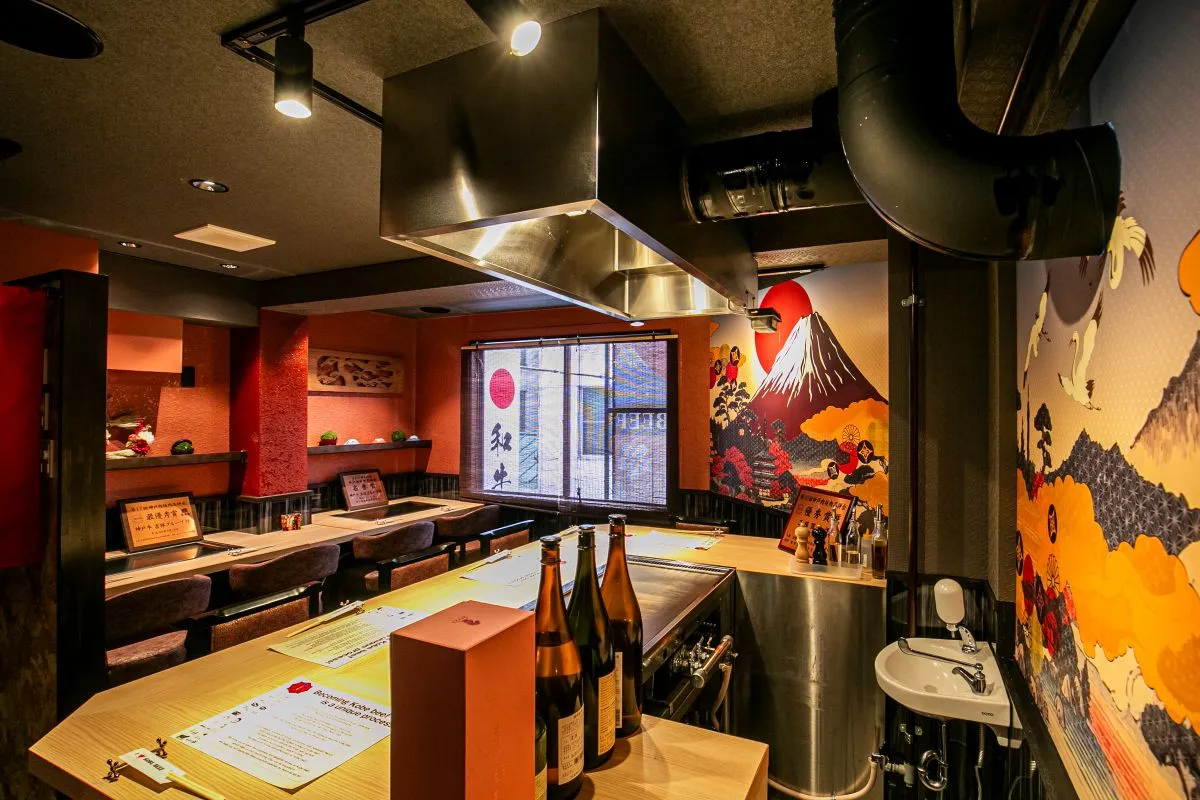 自料理台望向客席的店內景象