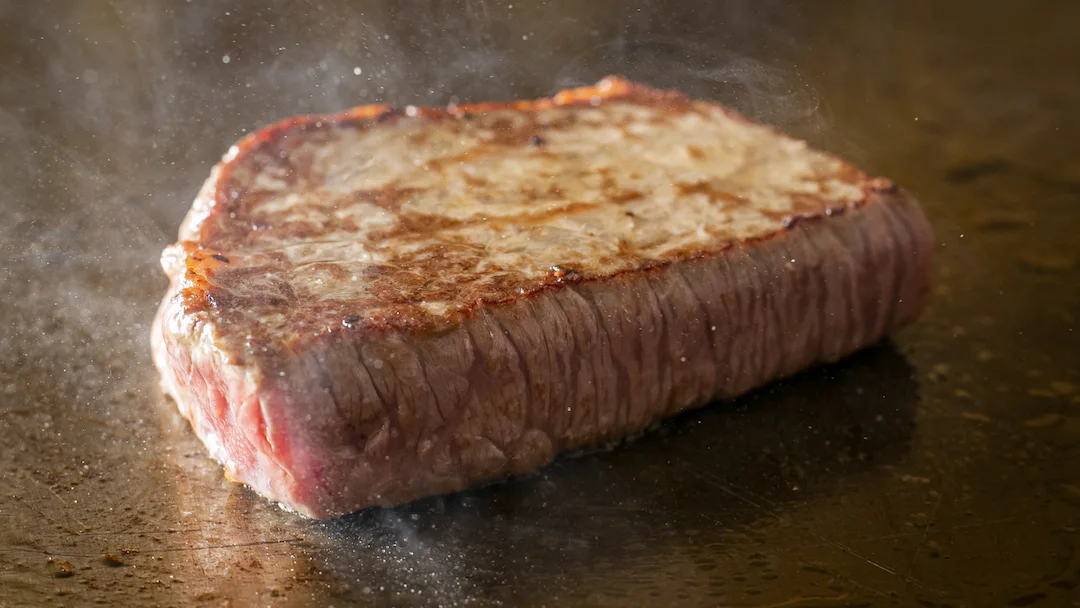 鉄板で表面を焼き固めた神戸牛のブロック