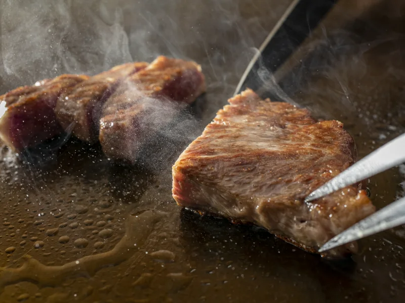 トングで返しながら焼き上げる神戸牛