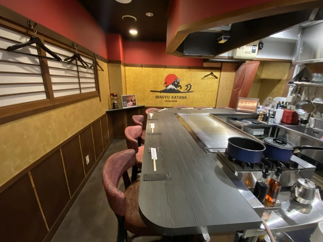 Teppan counter seating against a yellow wall