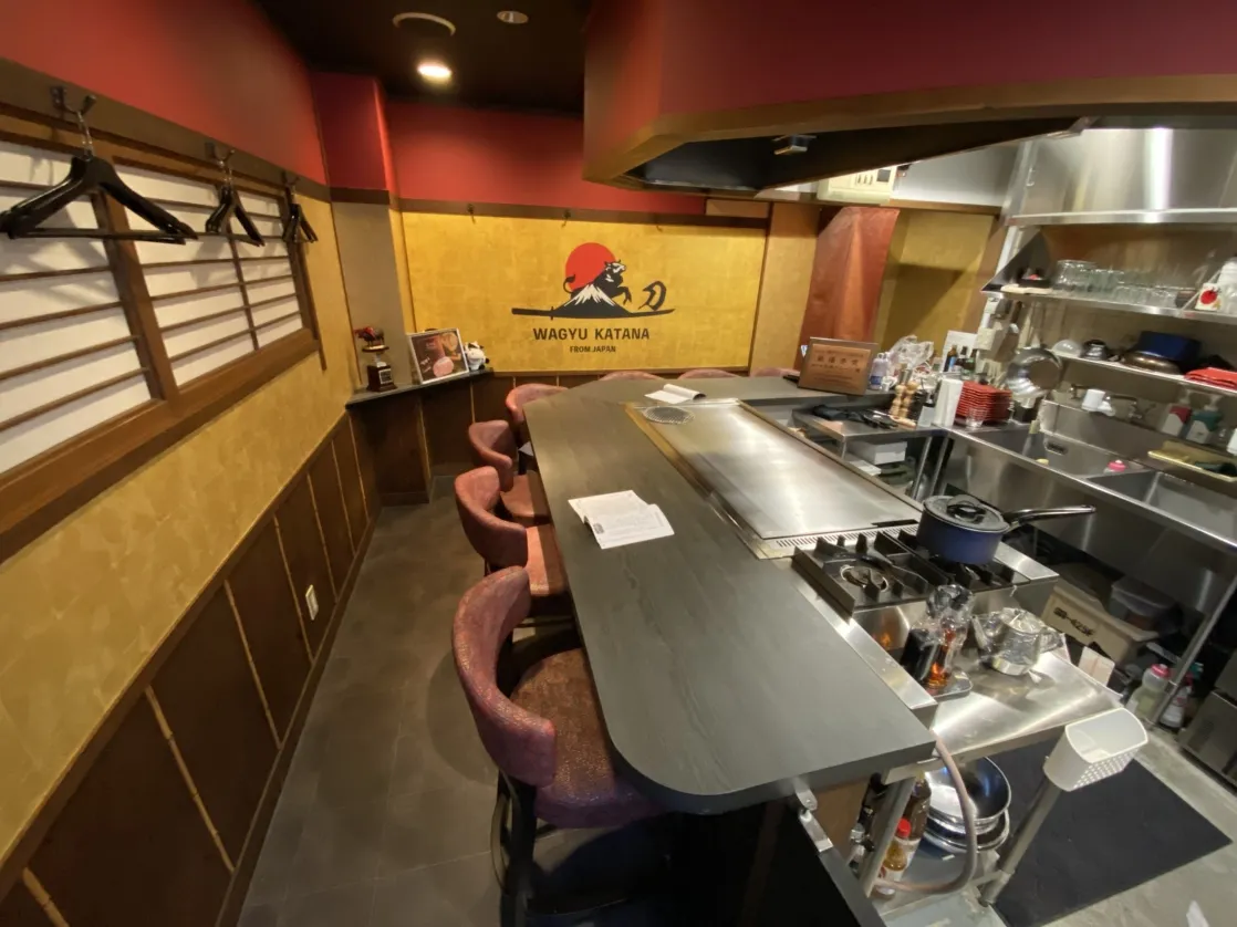 The long single-slab teppan counter