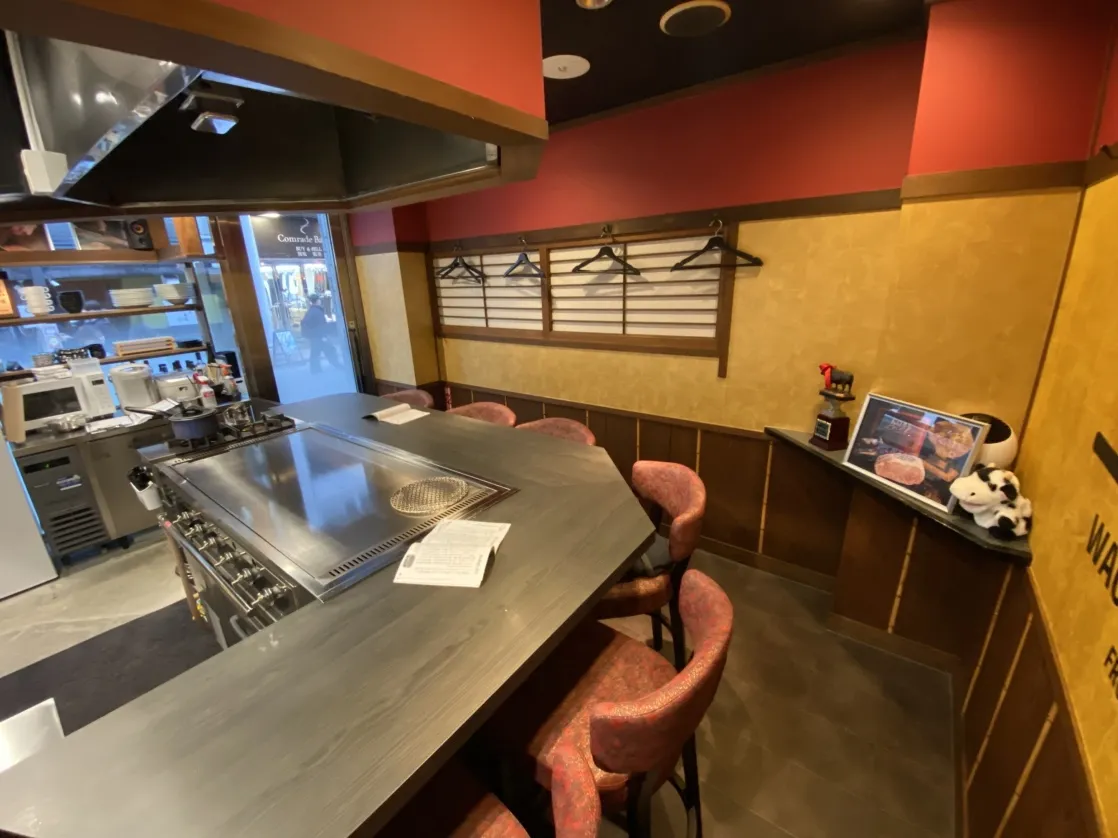 The teppan counter seen from the entrance