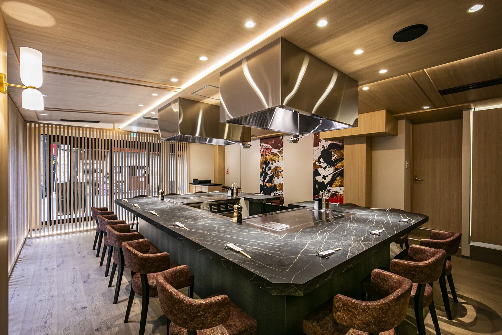 A single-slab teppan counter enclosed by wooden lattice screens