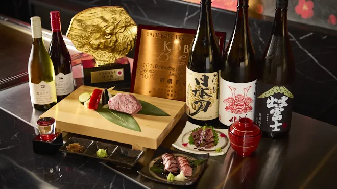 搭配日本酒瓶與木枡的神戶牛拼盤