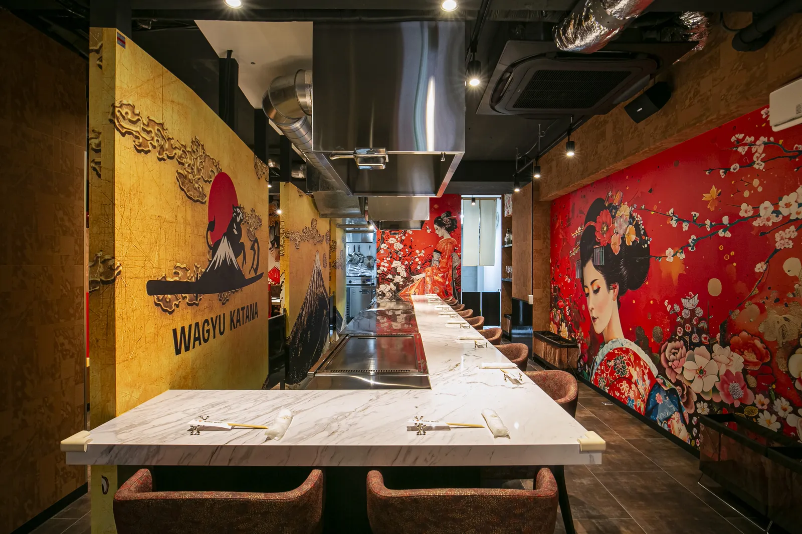 The teppan counter seen from the side of the geisha mural