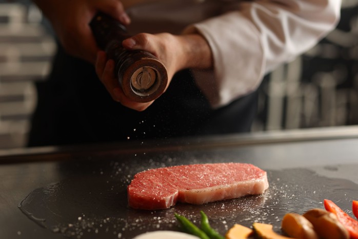 世界に誇る日本ブランド”和牛”と和牛の最高峰”King of Wagyu Beef”である神戸牛を”Teppan-Yaki Style”でお召し上がりください